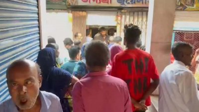 মাদারীপুর সদর উপজেলার হাউসদি বাজারে ছয়টি স্বর্ণের ও একটি মুদি দোকানে ডাকাতির ঘটনা ঘটেছে