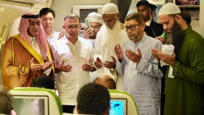 ২০২৬ সালের প্রথম হজ ফ্লাইটের আনুষ্ঠানিক উদ্বোধন শেষে প্রধানমন্ত্রী দোয়া করার আহ্বান জানান (ছবি: পিএমও)