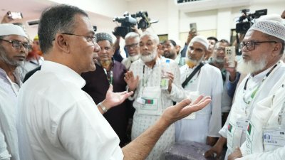 চলতি মৌসুমের প্রথম হজ ফ্লাইটের আনুষ্ঠানিক উদ্বোধন করেন প্রধানমন্ত্রী তারেক রহমান (ছবি: পিএমও)