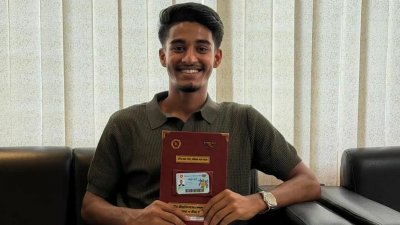 ক্রীড়া কার্ড হাতে শেখ মোরসালিন।