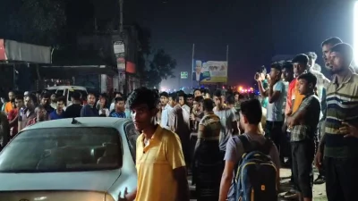 প্রবেশপত্র না পেয়ে মহাসড়ক অবরোধ করে বিক্ষোভ করেছে পরীক্ষার্থীরা