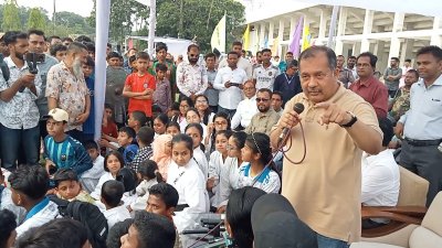 বরিশাল আউটার স্টেডিয়ামে দ্বিতীয় বিভাগ ক্রিকেট লীগের উদ্বোধনী অনুষ্ঠানে বক্তব্য দেন তথ্যমন্ত্রী
