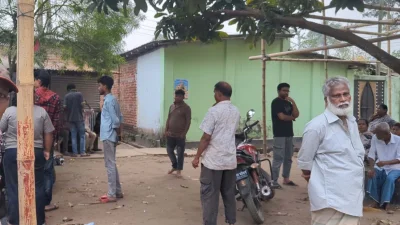 ঘটনাস্থলে স্থানীয়রা
