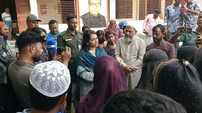 সোমবার সকালে প্রতিবাদ জানিয়ে বিদ্যালয় প্রাঙ্গণে শিক্ষার্থী ও অভিভাবকরা টায়ার জ্বালিয়ে বিক্ষোভ কর্মসূচি পালন করেন