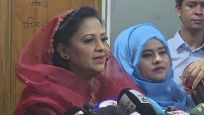 রাজধানীর আগারগাঁওয়ের নির্বাচন ভবনে মনোনয়নপত্র জমা দেওয়ার পর কথা বলছেন  সংরক্ষিত নারী আসনের বিএনপি মনোনীত প্রার্থী সেলিনা সুলতানা নিশিতা। ছবি: বাংলা ট্রিবিউন