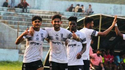সতীর্থদের সঙ্গে সৌরভ (১৮ নম্বর জার্সি)।