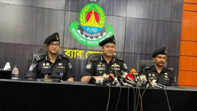 র‍্যাব মিডিয়া সেন্টারে সংবাদ সম্মেলন করেন উইং কমান্ডার এম জেড ইন্তেখাব চৌধুরী