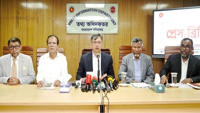 এফপিএমসি সভা শেষে কথা বলছেন স্বরাষ্ট্রমন্ত্রী সালাহ উদ্দিন আহমদ। ছবি: সংগৃহীত