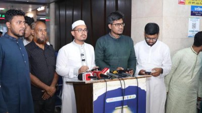 চট্টগ্রাম সরকারি সিটি কলেজে ছাত্রদল-শিবিরের সংঘর্ষে আহত শিবিরকর্মীকে দেখতে গিয়ে সাংবাদিকদের সঙ্গে কথা বলেন ডাকসুর ভিপি সাদিক কায়েম