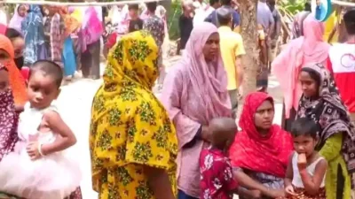 ঘটনাস্থলে স্থানীয়দের ভিড়