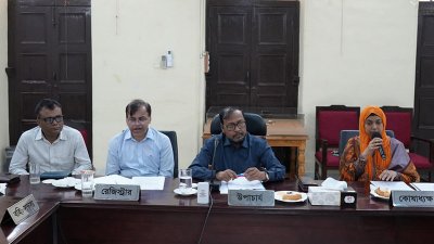 বিশ্ববিদ্যালয়ের একাডেমিক কাউন্সিলের বিশেষ সভায় উপাচার্য অধ্যাপক ড. মো. রইছ উদ্‌দীনসহ অন্যরা