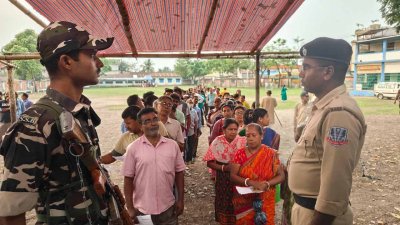 জলপাইগুড়ির জয়কান্ত স্টেট প্ল্যান প্রাথমিক স্কুলের বুথে ভোটারদের লাইন। ছবি: আনন্দবাজার পত্রিকা