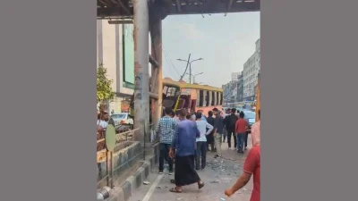 বনানীতে বাস দুর্ঘটনা (ছবি: রিমন মাহফুজ)