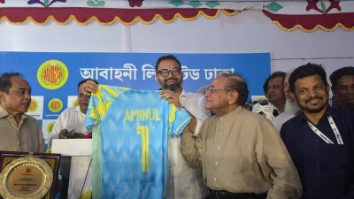 ক্রীড়া প্রতিমন্ত্রী আমিনুল হককে স্মারক জার্সি তুলে দিচ্ছেন ক্লাবের পরিচালক তানভীর মাযহার তান্না।