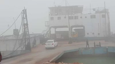 বৈরী আবহাওয়া ও প্রচণ্ড বাতাসের কারণে মানিকগঞ্জের পাটুরিয়া-দৌলতদিয়া নৌপথে ফেরি চলাচল বন্ধ রাখা হয়েছে