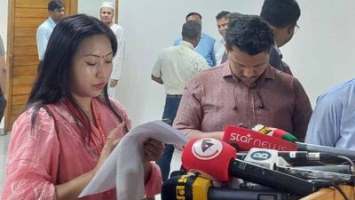 সাংবাদিকদের সঙ্গে কথা বলছেন চন্দ্রা চাকমা