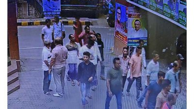 একদল দুর্বৃত্ত হঠাৎ প্রেসক্লাবে প্রবেশ করে