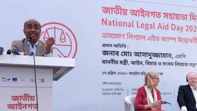 কড়াইল বস্তিতে ভ্রাম্যমাণ লিগ্যাল এইড ক্যাম্প উদ্বোধন করছেন আইনমন্ত্রী। ছবি: সংগৃহীত