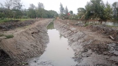 নোয়াখালী সদর উপজেলার নোয়াখালী ইউনিয়ন ও কবিরহাট উপজেলার পেটকাটা খাল পুনঃখনন কাজ চলছে