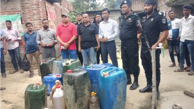 বসতবাড়িতে অবৈধভাবে জ্বালানি তেল মজুত রাখা হয়েছিল