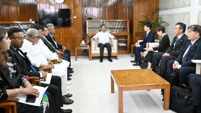 প্রধানমন্ত্রী তারেক রহমানের সঙ্গে সৌজন্য সাক্ষাৎ করছেন জাপানের প্রতিনিধি দল। ছবি: সংগৃহীত