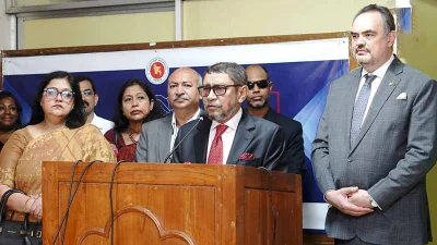 কথা বলছেন স্বাস্থ্যমন্ত্রী মো. সাখাওয়াত হোসেন