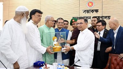 প্রধানমন্ত্রীর তারেক রহমানের হাতে বৌদ্ধদের পক্ষ থেকে বুদ্ধমূর্তির প্রতিবিম্ব তুলে দেন নেতারা