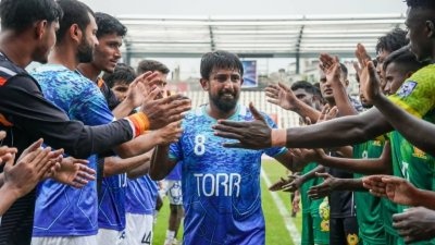 সতীর্থদের গার্ড অব অনার পান মামুনুল।