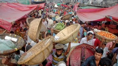‘নিজের বাজারের খবর নাই, অন্যের বাজার টানি’
