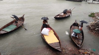 সদরঘাটে খেয়া পারাপার করা মাঝিরা (ফাইল ছবি)