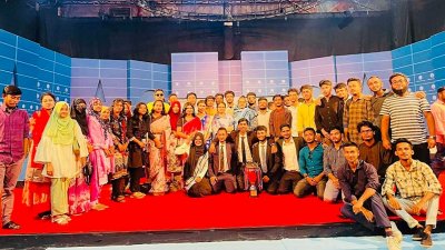 বিচারকদের সঙ্গে ফটো সেশনে ‘ডিবেট ফর ডেমোক্রেসি’ প্রতিযোগিতায় অংশগ্রহণকারীরা
