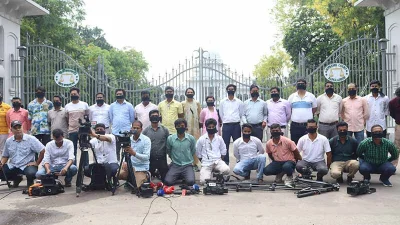 মুখে কালো কাপড় বেঁধে মানববন্ধন করেন সাংবাদিকরা