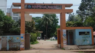 এ ঘটনায় জড়িত থাকার অভিযোগে চার জনকে গ্রেফতার করেছে চান্দিনা থানা পুলিশ