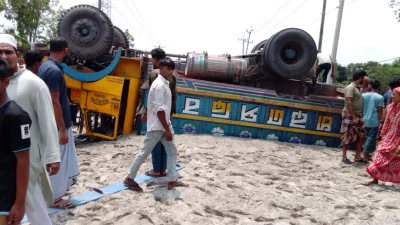 অটোরিকশাকে চাপা দিয়ে সড়কে উল্টে যায় ট্রাকটি