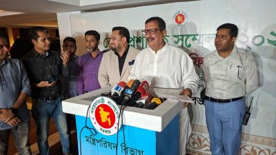 ওসমানী স্মৃতি মিলনায়তনে চার দিনব্যাপী জেলা প্রশাসক সম্মেলনের তৃতীয় দিনের কার্য-অধিবেশন শেষে সাংবাদিকদের ব্রিফিং করছেন ভূমিমন্ত্রী মিজানুর রহমান মিনু