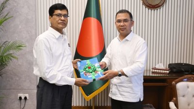 প্রধানমন্ত্রীর কাছে অডিট রিপোর্ট পেশ করেন মহাহিসাব-নিরীক্ষক ও নিয়ন্ত্রক মো. নূরুল ইসলাম