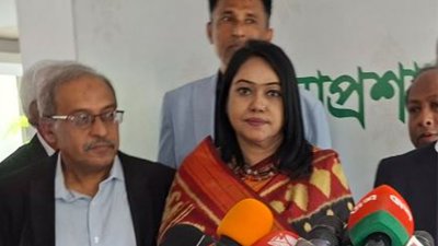 সাংবাদিকদের সঙ্গে কথা বলছেন মাহবুবা ফারজানা