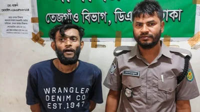 পুলিশের হাতে গ্রেফতার শীর্ষ ছিনতাইকারী ও একাধিক মামলার আসামি রুবেল ওরফে ‘পাংখা রুবেল