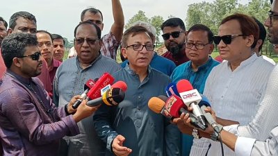 সিলেটে সাংবাদিকদের সঙ্গে কথা বলেন বাণিজ্যমন্ত্রী খন্দকার আবদুল মুক্তাদির
