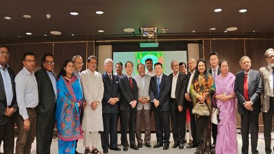 নৈশভোজে উপস্থিত বিএনপির উচ্চ পর্যায়ের নেতারা এবং ঢাকায় নিযুক্ত চীনের রাষ্ট্রদূত ইয়াও ওয়েনসহ দূতাবাসের কর্মকর্তারা