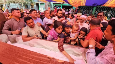 জন্মের ১০ মাস পর বাবার সঙ্গে প্রথম দেখা ছেলের, তাও কফিনবন্দি; এ সময় শিশুটিকে কাঁদতে দেখা যায়