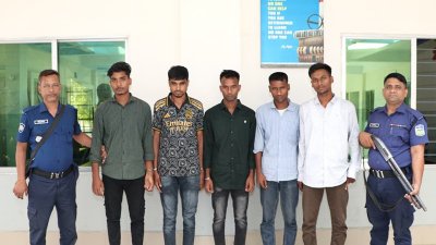 আটক পাঁচ জন