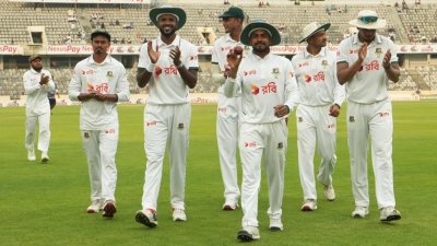 ৫ উইকেট নিয়েছেন মেহেদী হাসান মিরাজ।