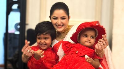 দুই সন্তানের মাঝে পরীমনি