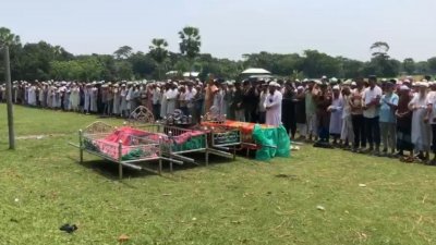গোপালগঞ্জ সদর উপজেলার পাইককান্দি মাদ্রাসা মাঠে তাদের জানাজা হয়