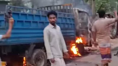 বিক্ষুব্ধ জনতা একটি পিকআপ ভ্যানে আগুন ধরিয়ে দেয়