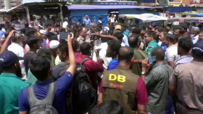 রংপুর-ঢাকা মহাসড়ক অবরোধ করেন শ্রমিকরা