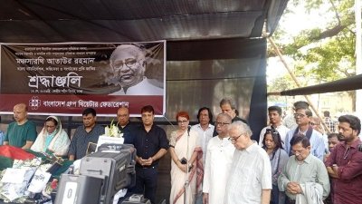 নাট্যব্যক্তিত্ব আতাউর রহমানকে শেষ বিদায় জানাতে শহীদ মিনারে সর্বস্তরের মানুষের শ্রদ্ধা নিবেদন