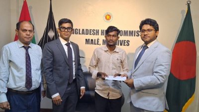 বিমান টিকিট হস্তান্তর করেছেন মালদ্বীপে নিযুক্ত বাংলাদেশের হাইকমিশনার ড. মো. নাজমুল ইসলাম