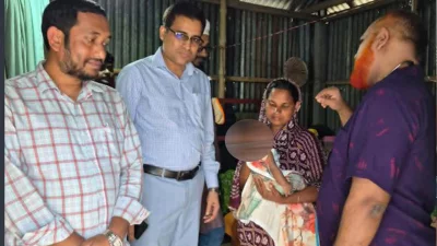 আজ দুপুরে শিশুটির খোঁজখবর নেওয়ার জন্য জেলা সিভিল সার্জন ডা. ফরাজী মুহাম্মদ মাহবুবুল আলম মঞ্জুসহ প্রশাসনের ঊর্ধ্বতন কর্মকর্তারা এসেছেন